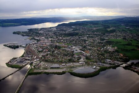 Av John Christian Fjellestad – Hamar from air, CC BY 3.0, https://commons.wikimedia.org/w/index.php?curid=16467843