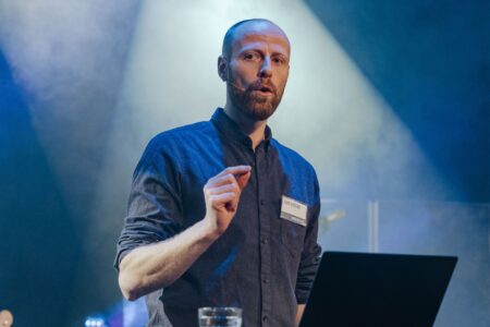 Pastor Eirik Austeng underviser